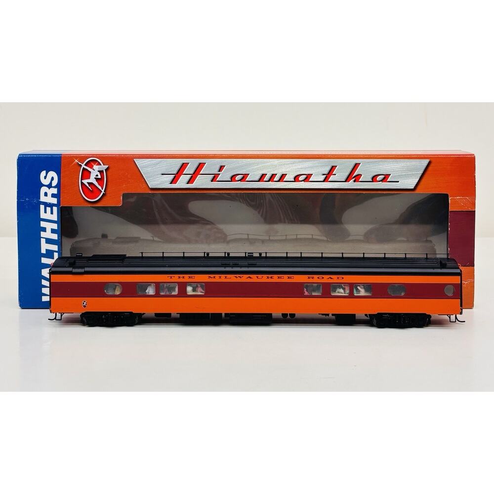 Walthers HO Milwaukee Road Hiawatha 26 Seat Tap Lounge w/ Passengers 932-9204